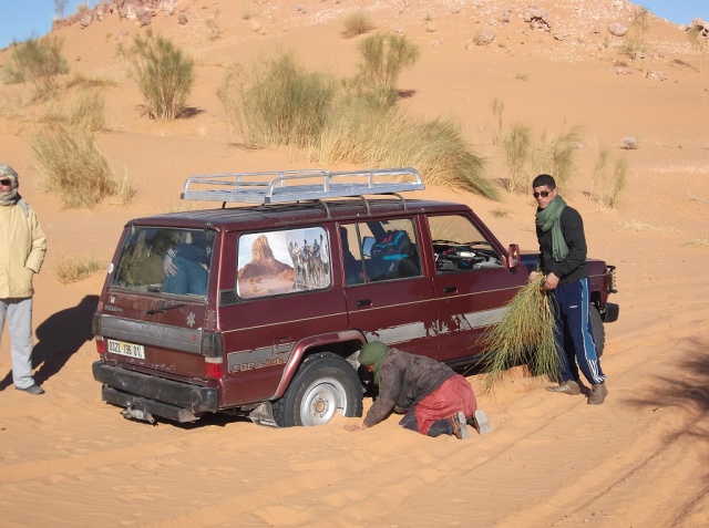 Stuck temporarily in the desert sands en route between Beni Abbes and Taghit.