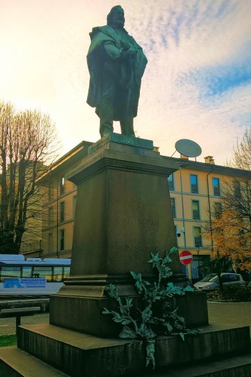 A statue of Garibaldi in the station square, Navarro.